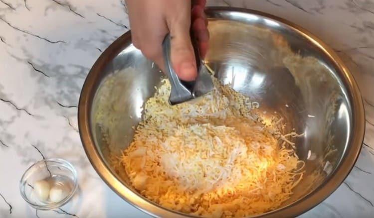 Spremi l'aglio nella massa
