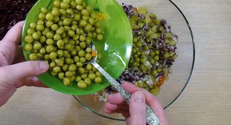 Adjon hozzá borsót saláta készítéséhez