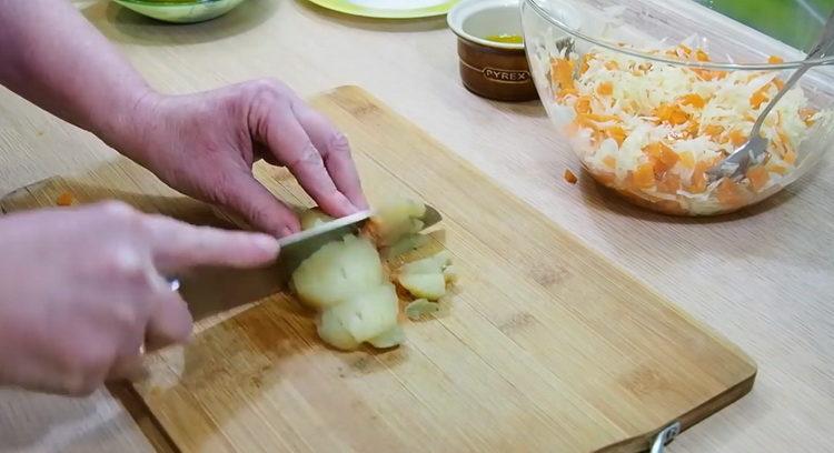 Upang maghanda ng salad, i-chop ang mga patatas