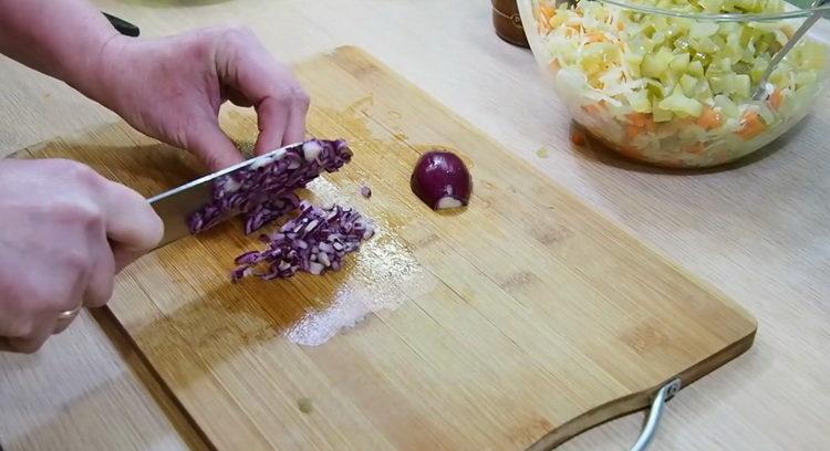 Saláta készítéséhez apróra vágjuk hagymát