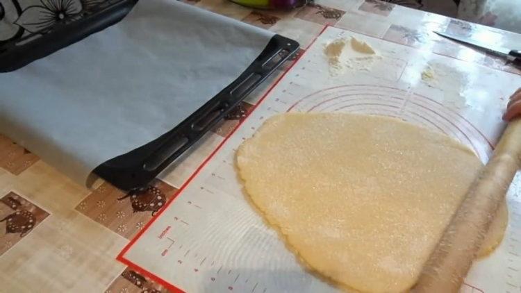 За да направите бисквитки, поръсете тестото със захар