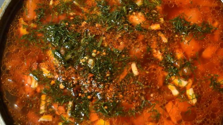 Lernen Sie nach einem einfachen Rezept, wie man eine köstliche heiße Rote Beete mit Fleisch zubereitet