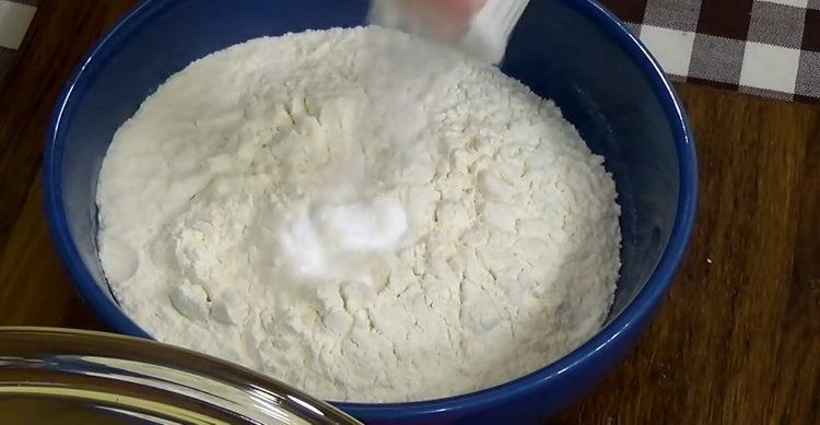 igisa ang harina at ihalo ito sa baking powder