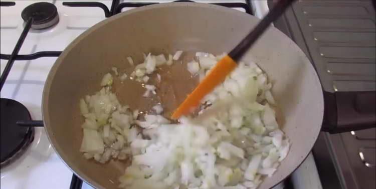 smažte česnek a cibuli