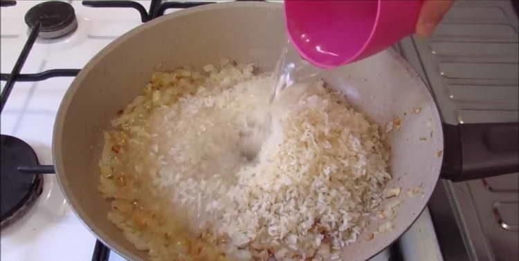 يقلى الأرز في مقلاة