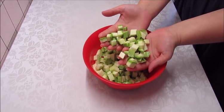 Die Zucchini in Würfel schneiden