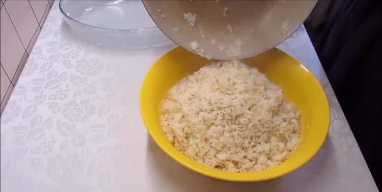 Fügen Sie Reis und Gemüse zur flüssigen Mischung hinzu
