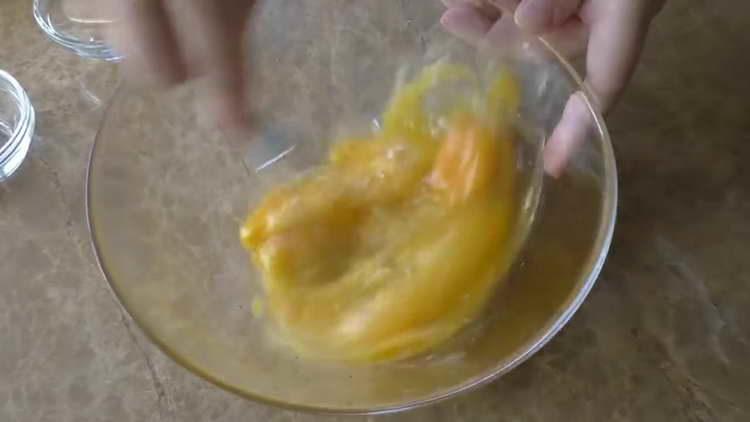 ανακατέψτε το αυγό με αλάτι και πιπέρι