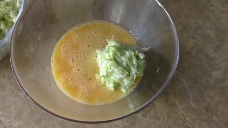 aggiungere le zucchine grattugiate all'uovo