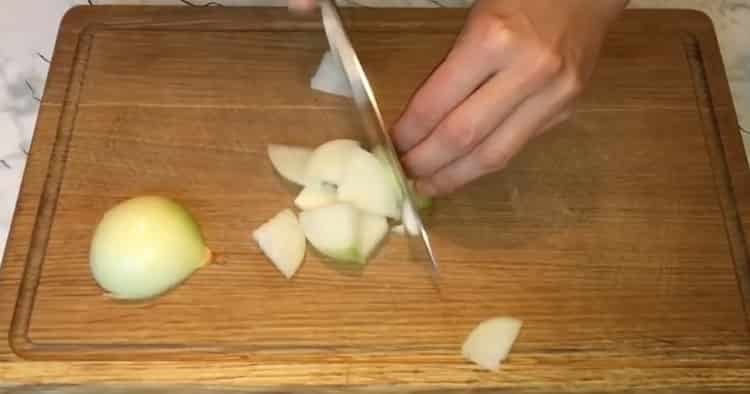 Norėdami virti, susmulkinkite svogūną