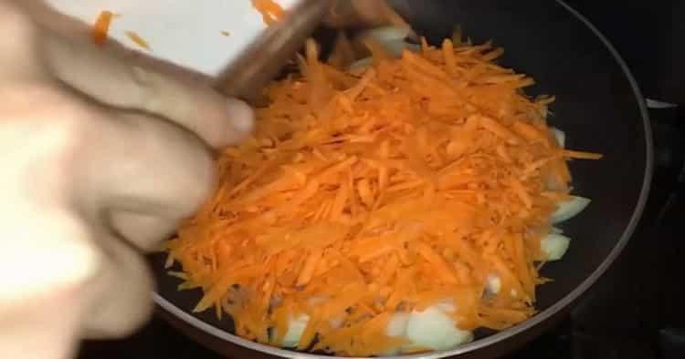 Grattugiare le carote per cucinare