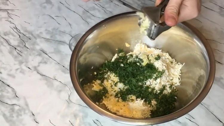 Grind το σκόρδο για να μαγειρέψουν