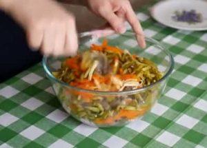 Hindi kapani-paniwalang masarap at nakakaaliw na salad ng atay ng manok na may karot