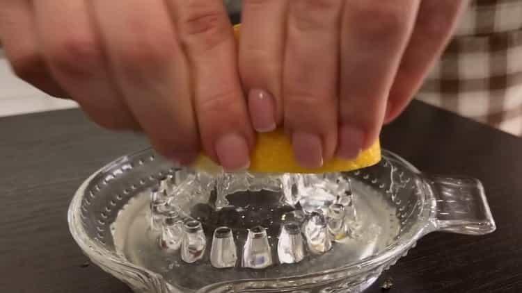 Изцедете лимонов сок за приготвяне