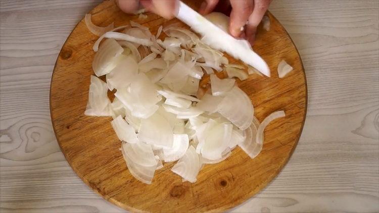 Salaatin valmistamiseksi pilko sipuli