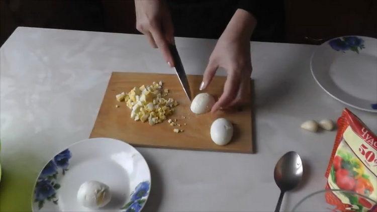 Нарежете яйцата за готвене