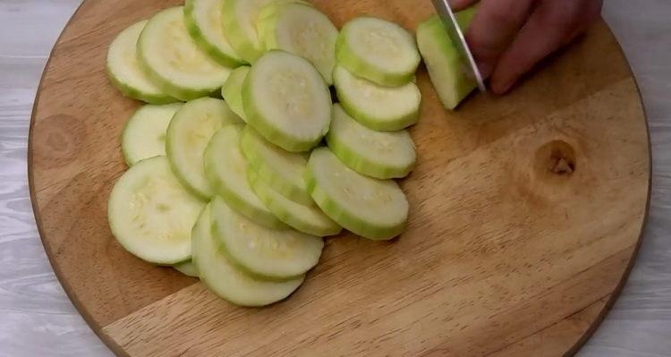 Cucinare l'insalata di zucchine e pomodori