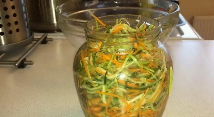 Zucchinisalat nach einem Schritt-für-Schritt-Rezept mit Foto