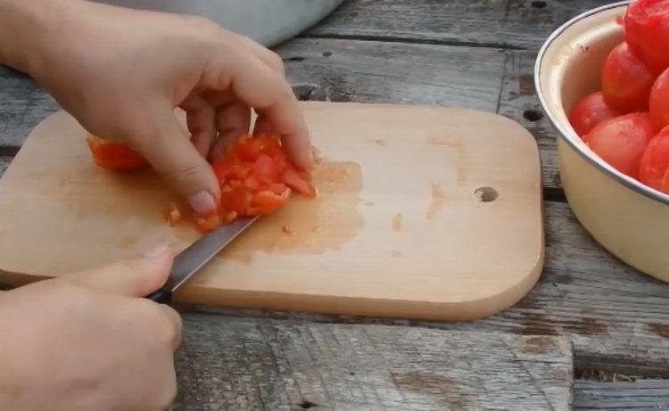 Για το μαγείρεμα, ψιλοκόψτε τις ντομάτες