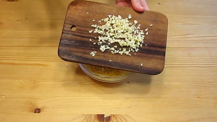 Trita l'aglio per cucinare