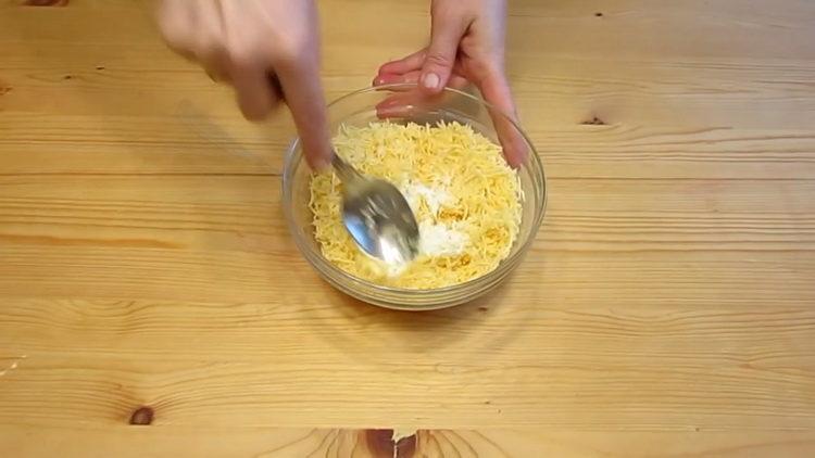 Смесете чесъна със сиренето, за да приготвите ястието.