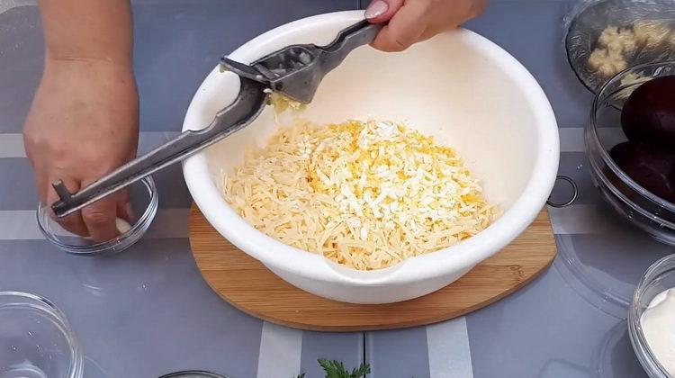 Prepara il gadget all'aglio per cucinare