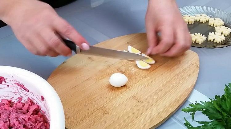 Bereiten Sie die Eier zum Kochen vor