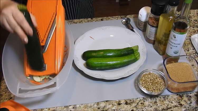 karot at zucchini gadgad sa isang kudkuran