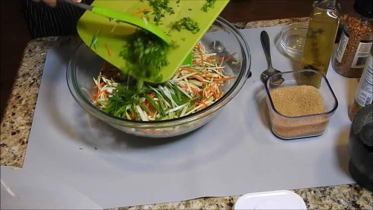 nasekejte koriandr a přidejte do salátu