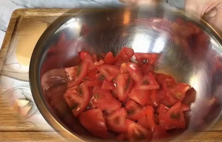 За готвене нарежете доматите
