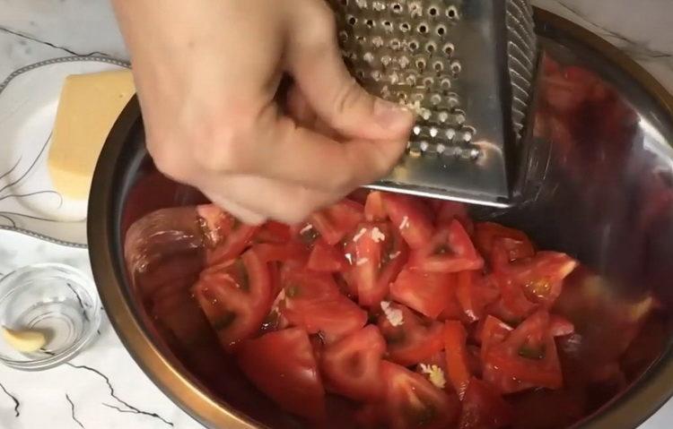 Grattugiate l'aglio per cucinare