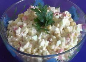 Saláta rákpálca, kukorica és tojás: lépésről lépésre recept egy fotóval