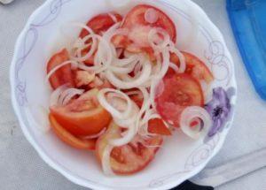 μαγειρέψτε υπέροχες ντομάτες σαλάτας με κρεμμύδια