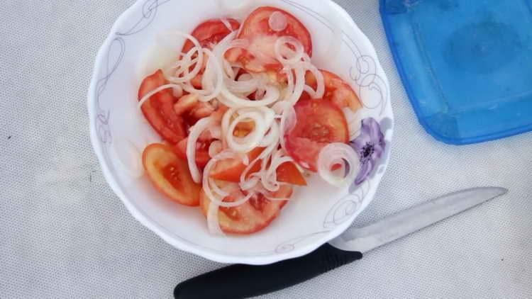 tomaattisalaatti sipulilla