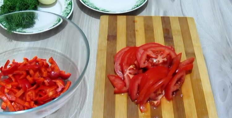 Die Tomate hacken