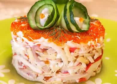 Wie man leckeren Salat mit Calamari und Krabbenstäbchen nach einem einfachen Rezept kocht 🥗