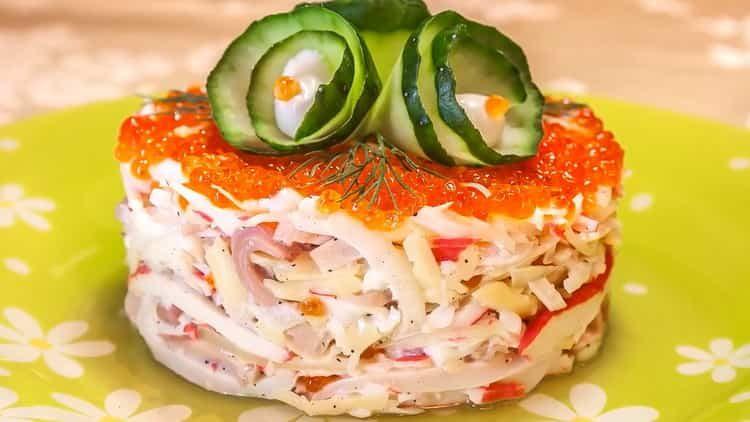 salat mit tintenfisch und krabbenstangen: ein einfaches rezept