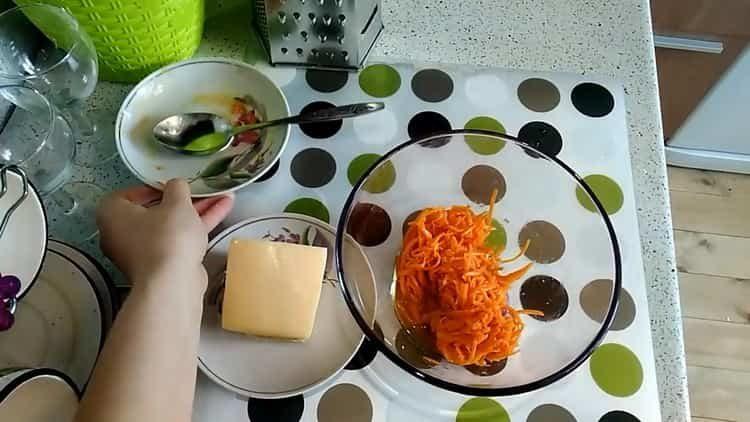 Cucinare un'insalata con carote coreane e bastoncini di granchio