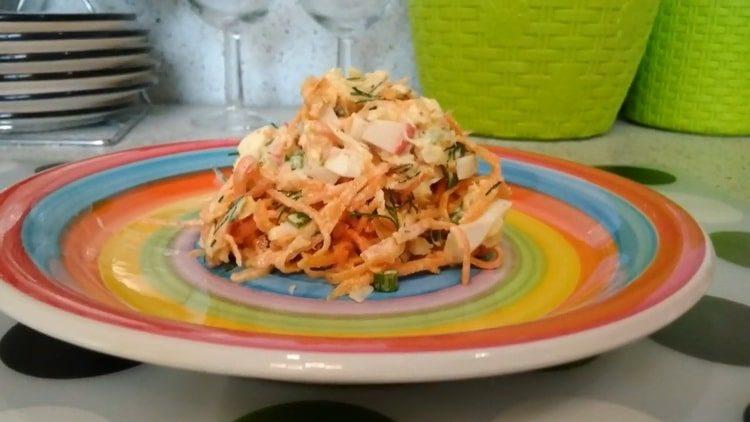 Ang salad na may mga karot ng Korean at mga crab sticks: isang hakbang-hakbang na recipe na may mga larawan