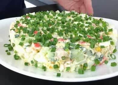 Wie lernt man, wie man einen köstlichen Salat mit Krabbenstäbchen kocht?