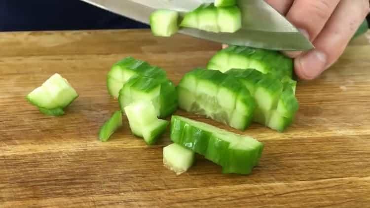 За готвене нарежете краставиците