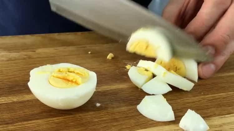 قطع البيض للطهي