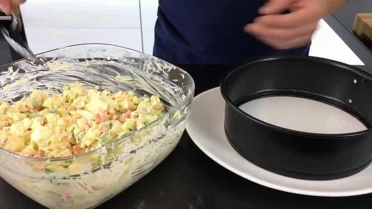 Legen Sie den Salat in die Pfanne, um das Gericht zuzubereiten.