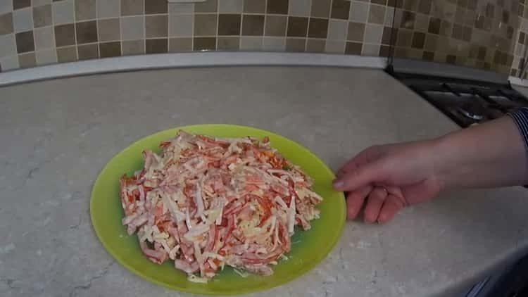 Kaip išmokti virti skanias salotas su krabų lazdelėmis be kukurūzų