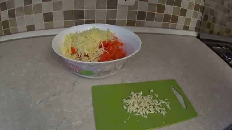 Grattugiate l'aglio per cucinare