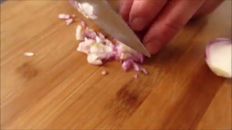 Per preparare un'insalata, tritare la cipolla