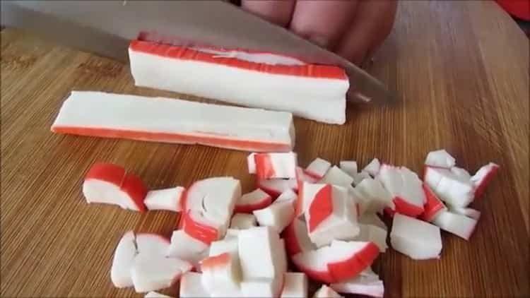Salaatin valmistamiseksi leikkaa rapu tikkuja