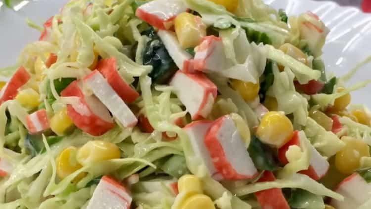 Jak se naučit, jak vařit lahodný salát s krabími tyčinkami a zelím