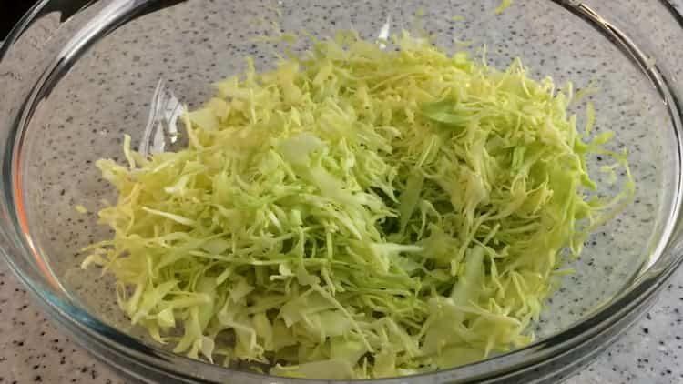 έτοιμη σαλάτα με ραβδάκια καβουριών και λάχανο