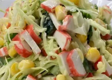 Salaatti rapu tikkuilla ja kaali: askel askeleelta resepti kuva 🥗